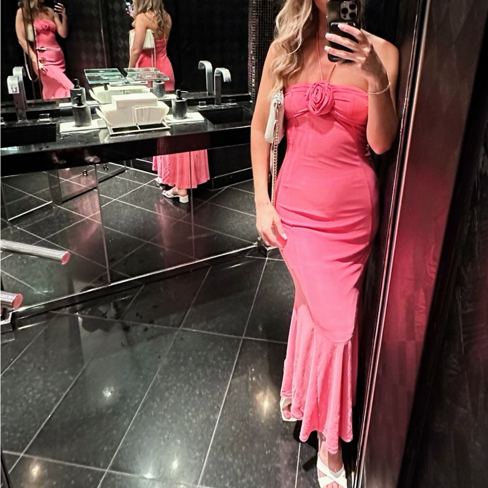 Selfie Leslie IBIZA SUNSET BUST FLOWER MIDI DRESS HOT PINK - Picture 10 of 13